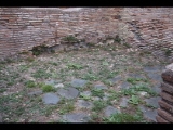 03075 ostia - regio i - insula ii - caseggiato del pantomimo apolausto and caseggiato del balcone ligneo (i,ii,2.6) - bli vom porticus (20) ri raum 25 (norden) - basaltfussboden - 09-2022.jpg